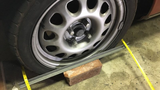 Cómo alinear las ruedas de tu coche por ti mismo usando ángulos de hierro y dos cintas métricas<em></em>